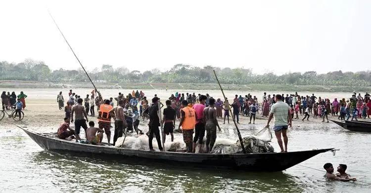 খোকসায় গড়াই নদীতে গোসলে নেমে ২ শিশু নিখোঁজ: উদ্ধার অভিযানে ডুবুরি দল।