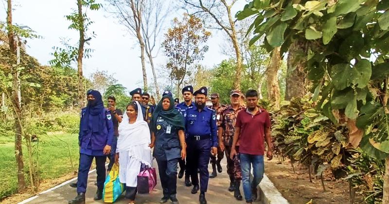 সন্তানের টানে বাংলাদেশে এসে জেলবাস: ৮ মাস পর ভারতে ফিরলেন ফাল্গুনী রায়।