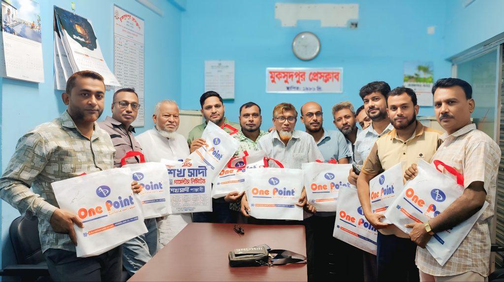 মুকসুদপুর প্রেসক্লাবে সাংবাদিকদের মাঝে ঈদ উপহার বিতরণ: উৎসবের আমেজে মিলনমেলা।