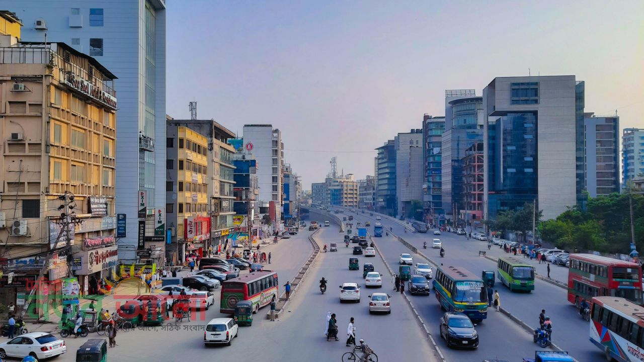 চিরচেনা কর্মচাঞ্চল্যে ফিরছে রাজধানী ঢাকা