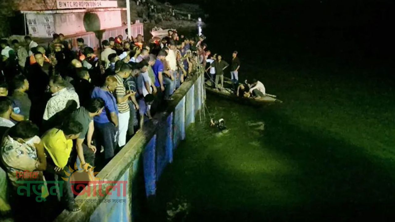 দৌলতদিয়া ফেরিঘাটে বাস নদীতে