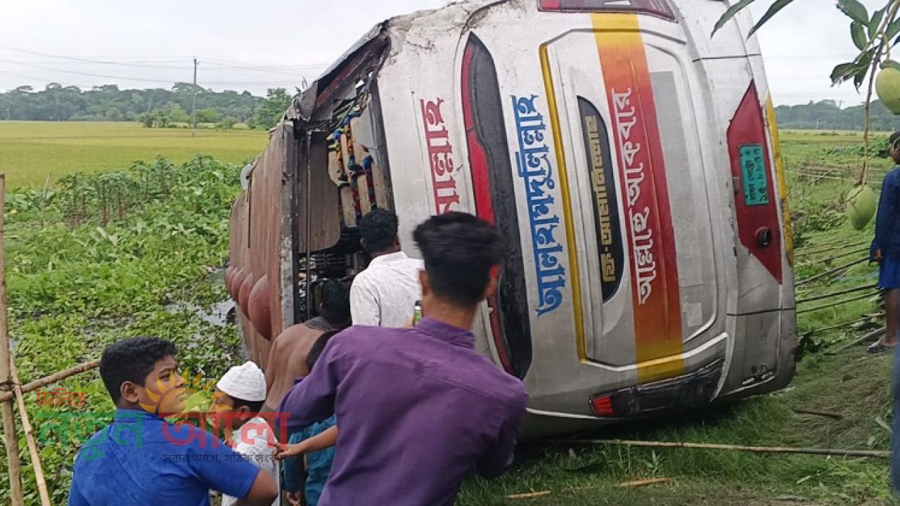 টুঙ্গিপাড়ায় যাত্রীবাহী বাস নিয়ন্ত্রণ হারিয়ে খালে: আহত ২০