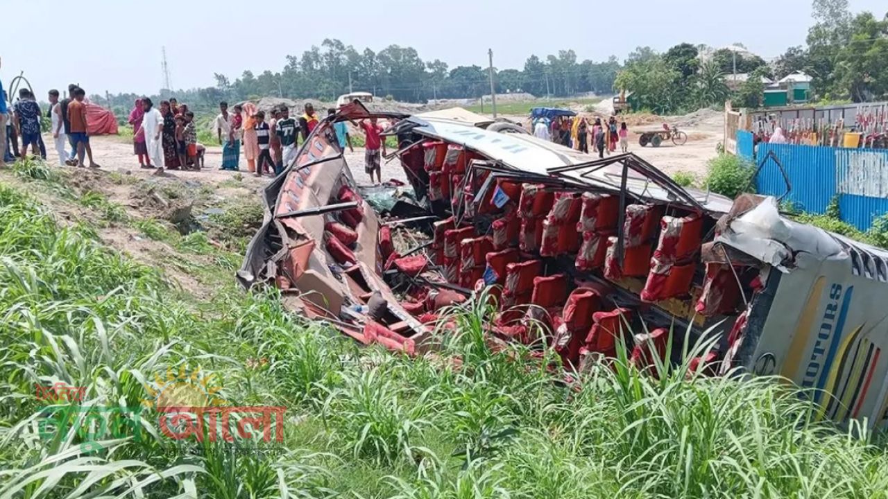 কালিহাতীতে যাত্রীবাহী বাস খাদে, আহত অন্তত ১৭