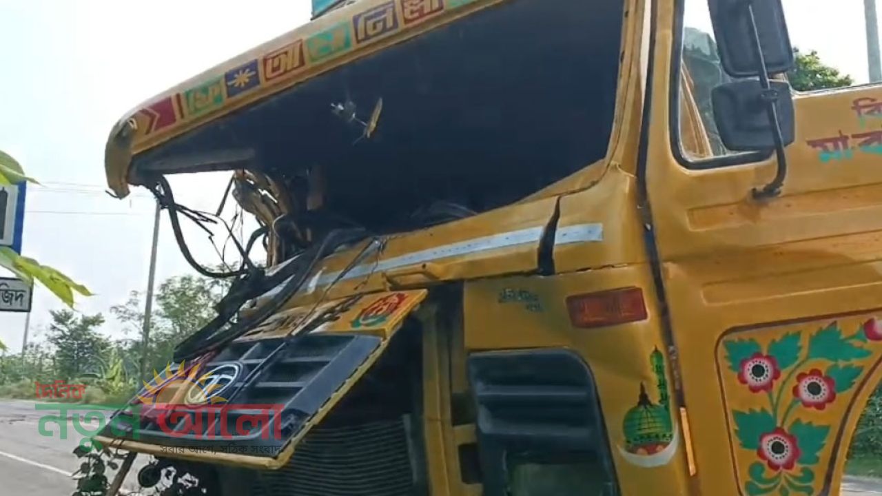 মহাসড়কে মুখোমুখি সংঘর্ষ: দুমড়েমুচড়ে গেল দুই ট্রাক, নিহত ১