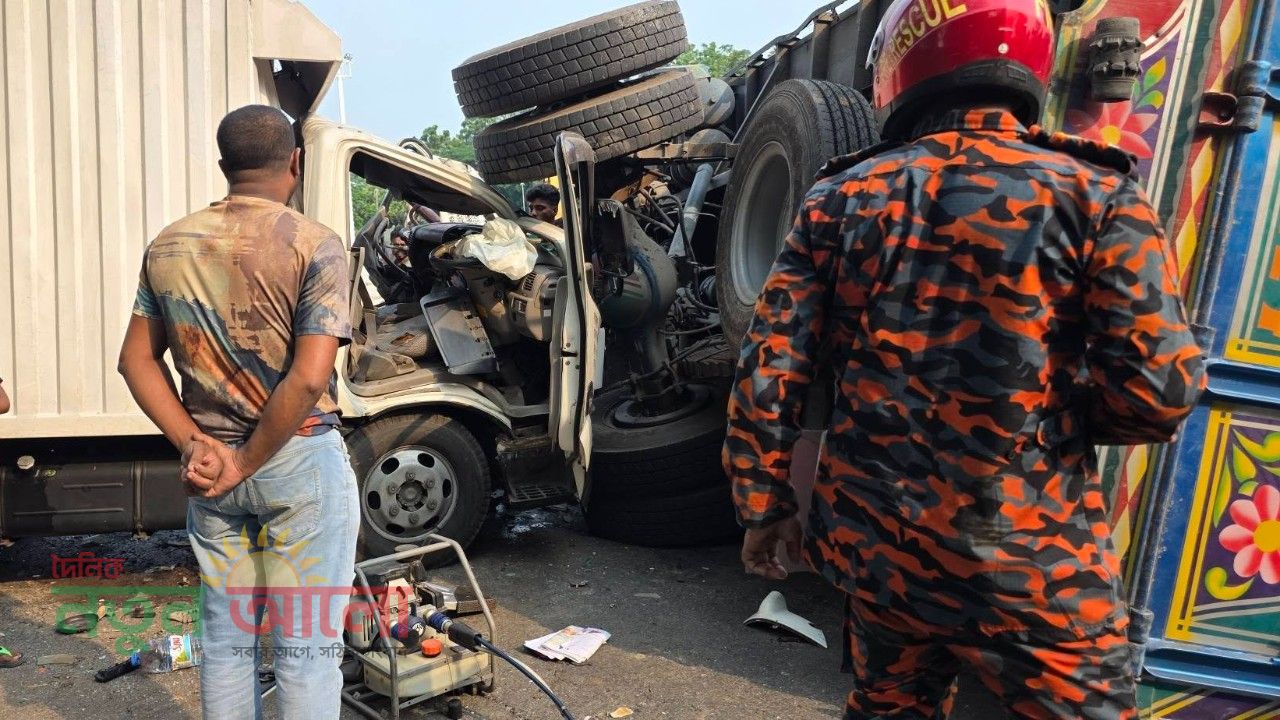 ঢাকা-খুলনা মহাসড়কে মুখোমুখি সংঘর্ষে পিকআপের হেলপার নিহত