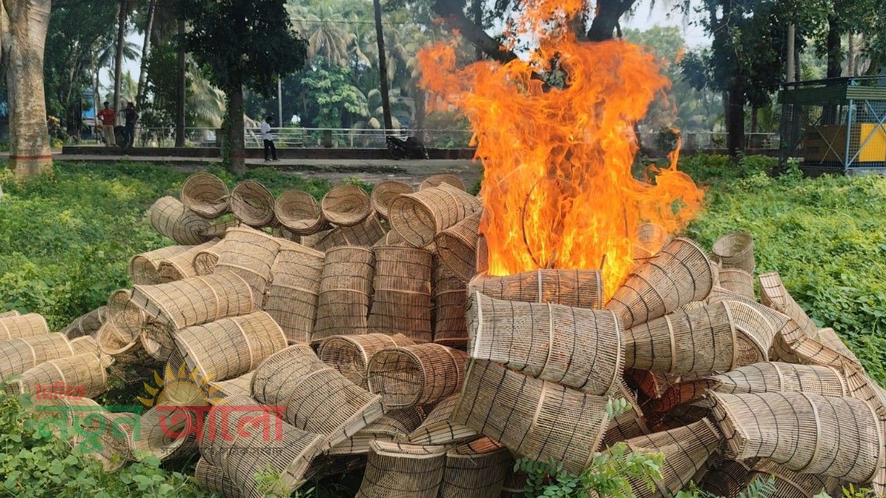 মুকসুদপুরে বিপুল পরিমাণ অবৈধ মাছ শিকারের উপকরণ জব্দ, পুড়িয়ে দিল প্রশাসন!