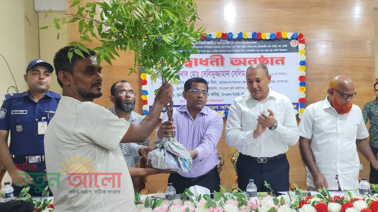 মুকসুদপুরে কৃষি উপকরণ বিতরণ: কৃষক ও পরিবেশ রক্ষায় সরকারের উদ্যোগের কথা বললেন সংসদ সদস্য সেলিমুজ্জামান সেলিম। 