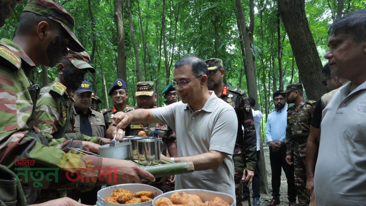 সিংগাইরে সেনাবাহিনীর মহড়ায় প্রধানমন্ত্রীর আকস্মিক পরিদর্শন: খেলেন সৈনিকদের খাবার