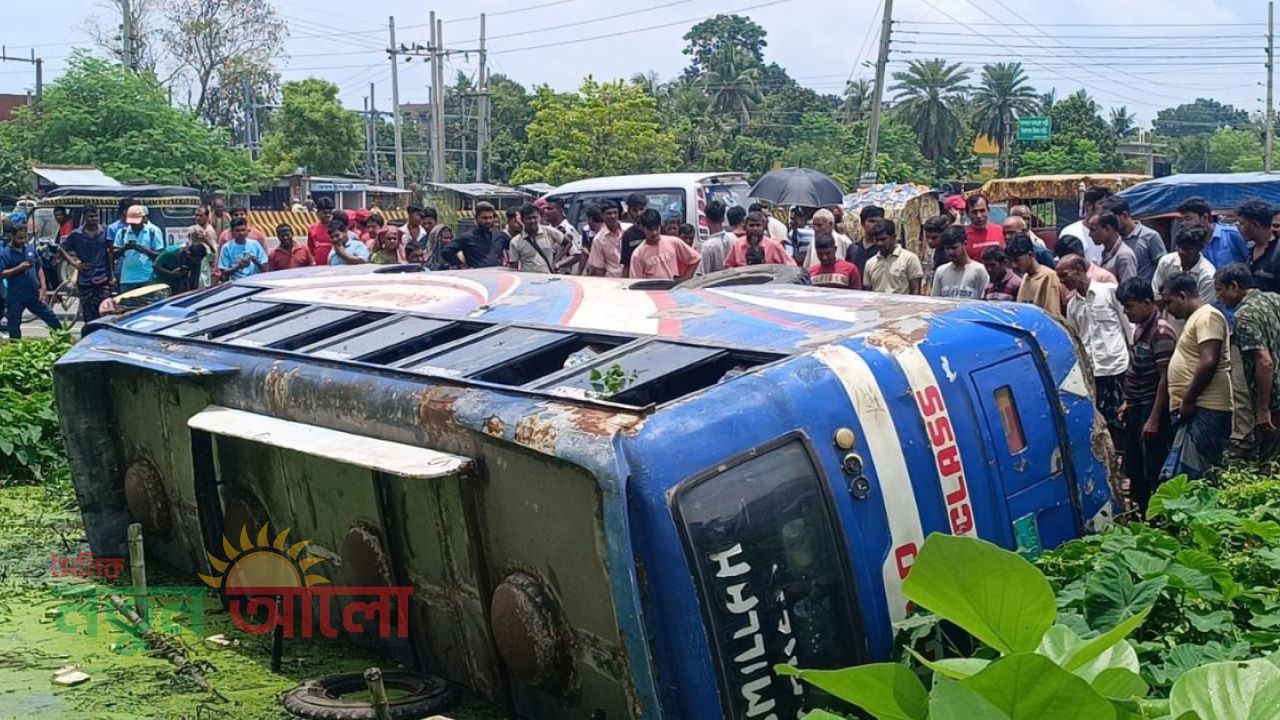 মেহেরপুর-কুষ্টিয়া সড়কে ট্রাককে ধাক্কা দিয়ে লোকাল বাস খাদে, আহত ১২