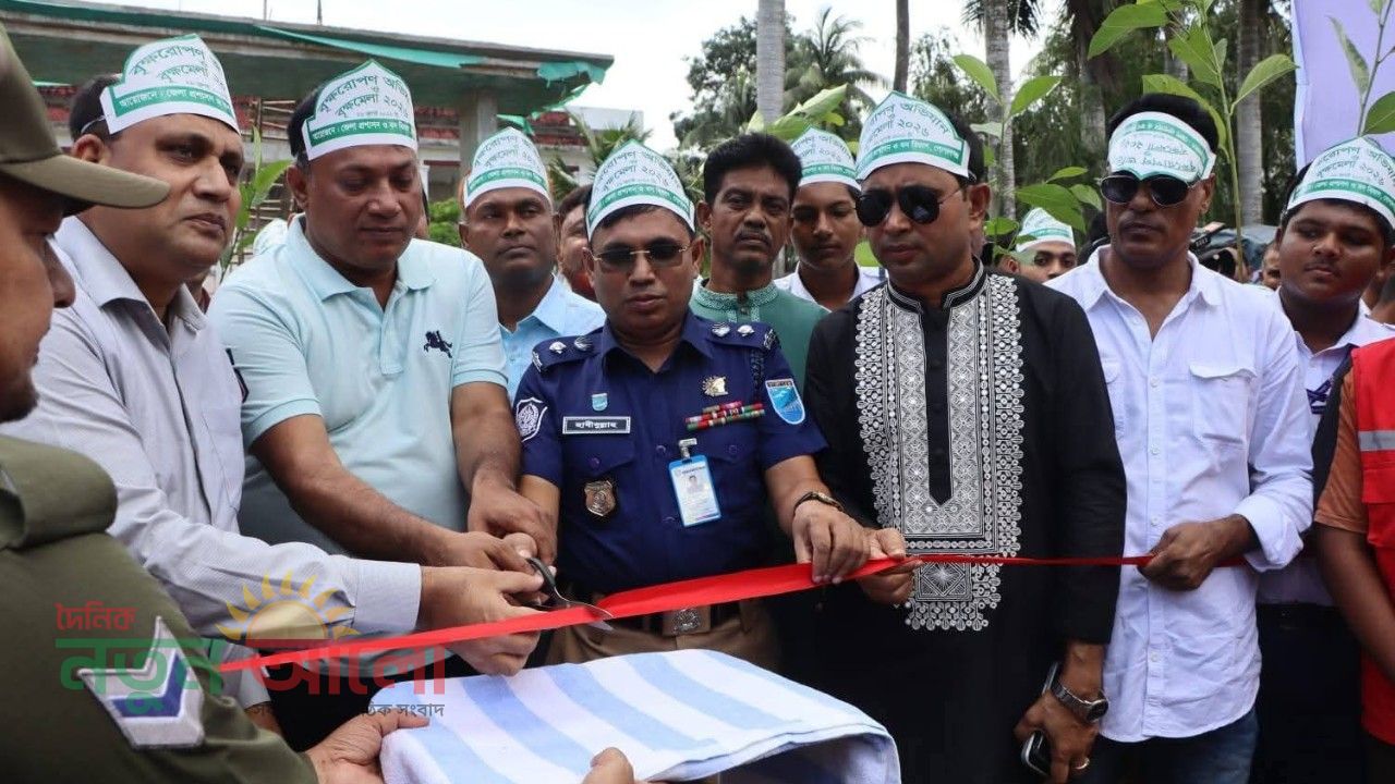 গোপালগঞ্জ পৌরপার্কে বৃক্ষমেলা ২০২৬-এর উদ্বোধন: র&zwj;্যালিতে অংশ নিলেন সর্বস্তরের মানুষ। 