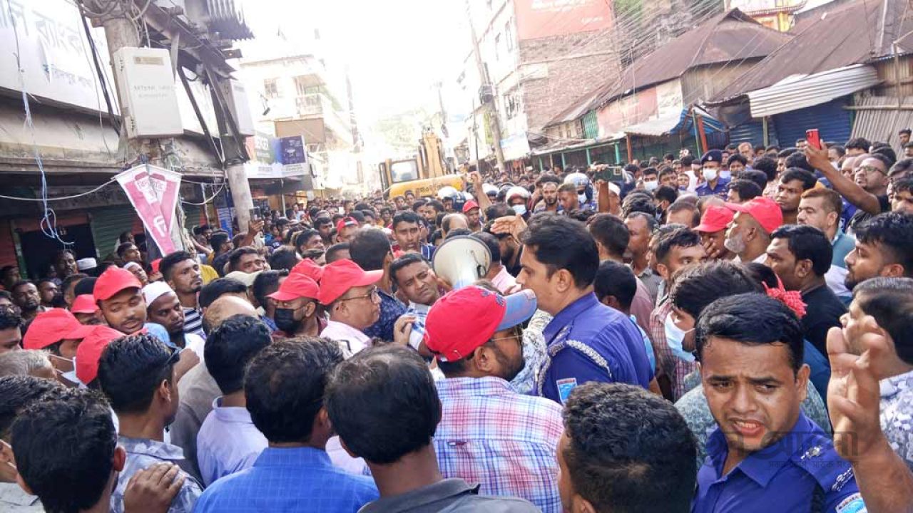 ফরিদপুরে ফুটপাত উচ্ছেদ অভিযানে ব্যবসায়ীদের বাধা, অবরুদ্ধ পৌর কর্মকর্তা