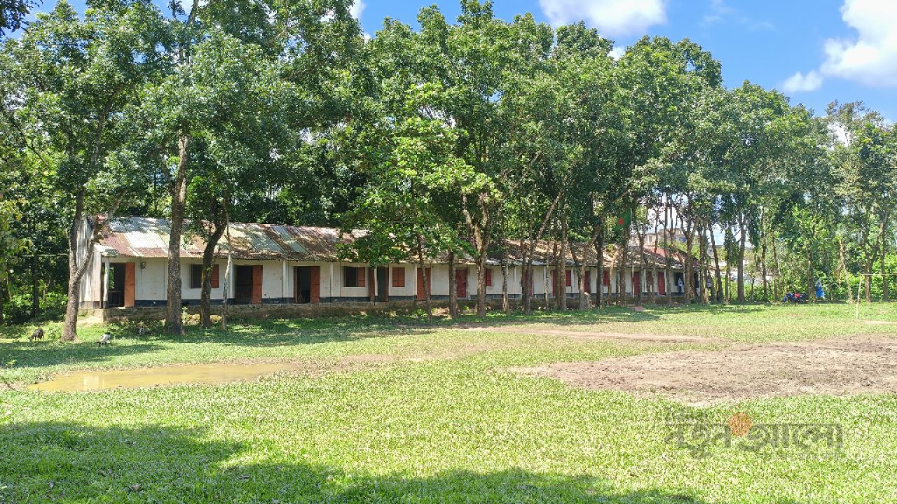 ৪০০ শিক্ষার্থীর স্কুলে এবার পরীক্ষার্থী ৩ জন, টানা দুই বছর পাস করেনি কেউ