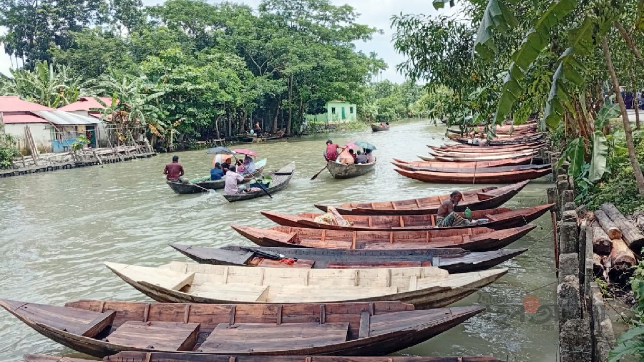 দেড় শ বছরের ঐতিহ্যে আটঘরের ভাসমান নৌকার হাট, খরচ বাড়ায় দুশ্চিন্তায় কারিগরেরা