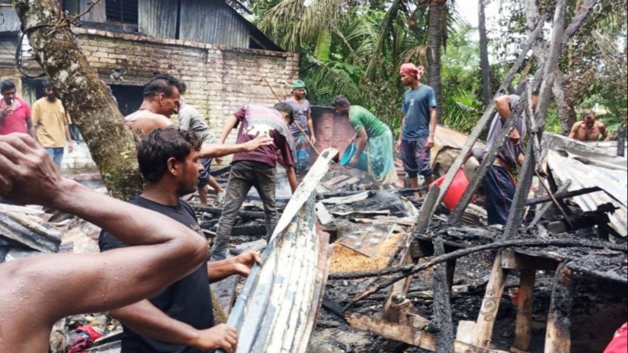 মুকসুদপুরে আগুনে পুড়ল দুই বসতঘর, পরনের কাপড় ছাড়া বাঁচেনি কিছুই