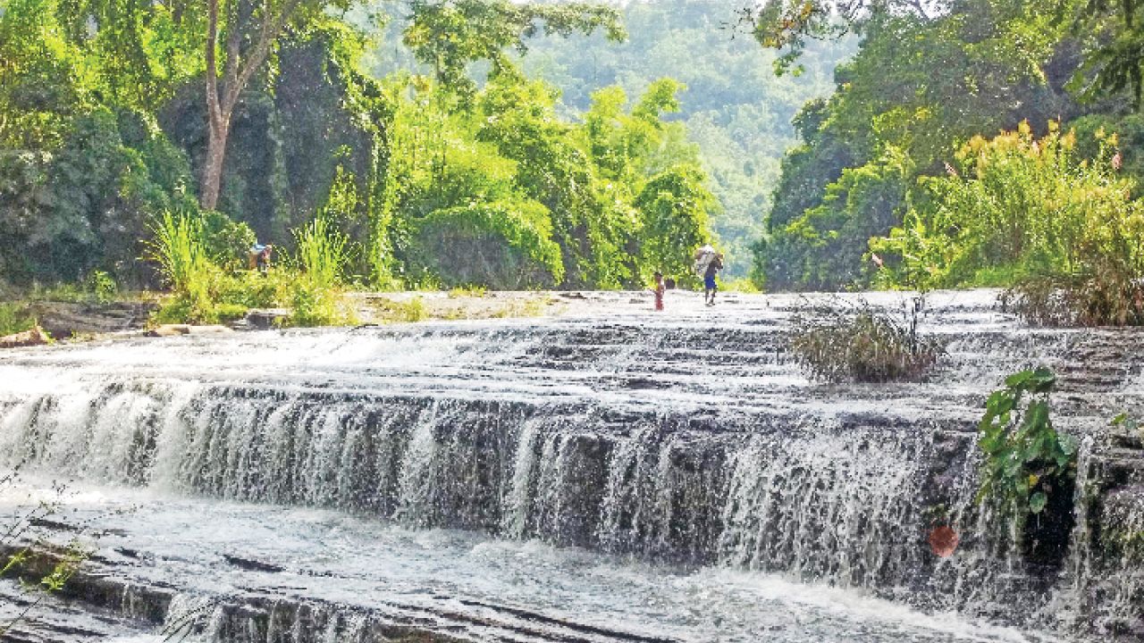রাইক্ষং ঝরনা: দুই দিনের দুর্গম পথ পেরিয়ে রূপকথার জলধারার কাছে