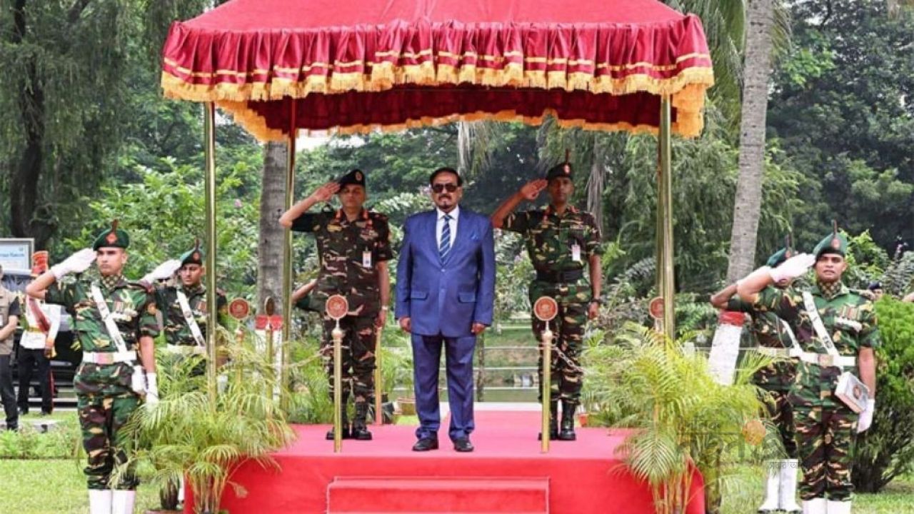 রাষ্ট্রীয় আনুষ্ঠানিকতায় বঙ্গভবন থেকে বিদায় নিলেন ভারপ্রাপ্ত রাষ্ট্রপতি হাফিজ উদ্দিন
