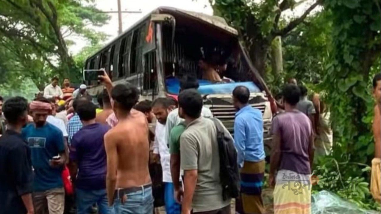 দাশুড়িয়া-কুষ্টিয়া মহাসড়কে দুই বাসের মুখোমুখি সংঘর্ষ, আহত অন্তত ১০