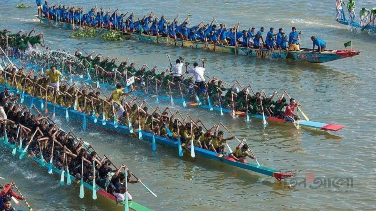 সরাইলে তিতাস নদীতে ঐতিহ্যবাহী নৌকাবাইচ, নদীর দুই তীরে মানুষের ঢল