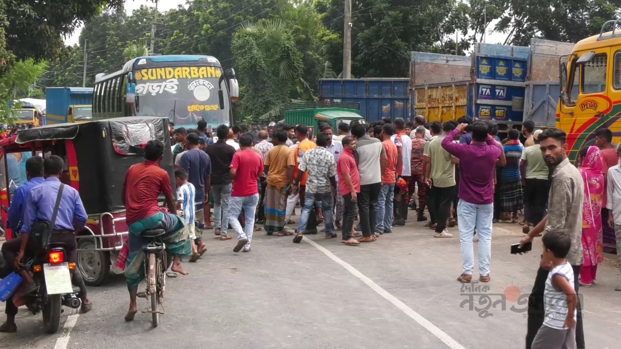 বাইপাস সড়কে রিকশাকে বাঁচাতে গিয়ে করুণ পরিণতি, বাসের চাকায় পিষ্ট দম্পতি