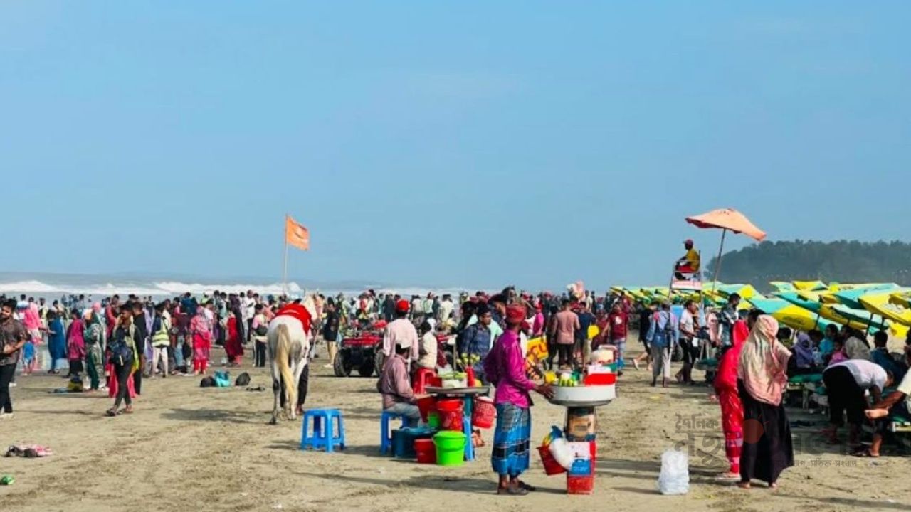 টানা চার দিনের ছুটিতে কক্সবাজারে পর্যটকের ঢল, মুখরিত সৈকত