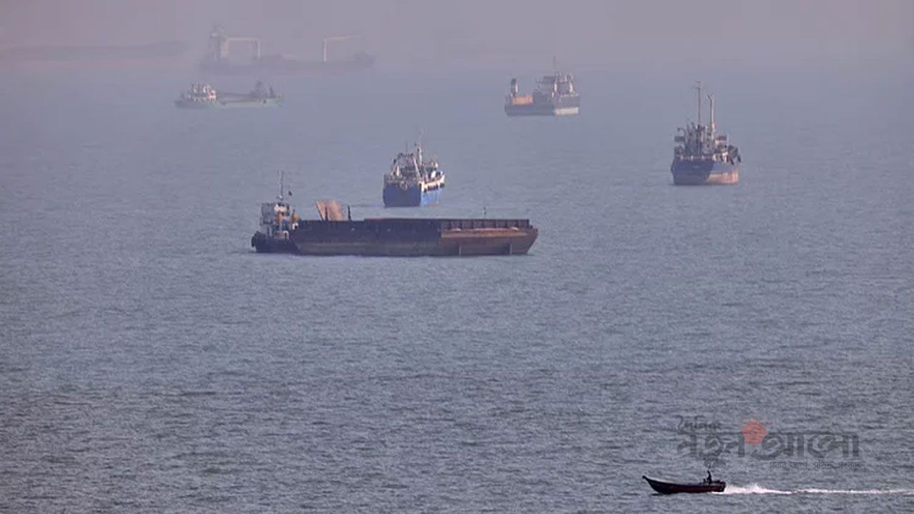 হরমুজ প্রণালীতে নৌ মাইনের আঘাতে তেলবাহী ট্যাঙ্কারে ভয়াবহ আগুন
