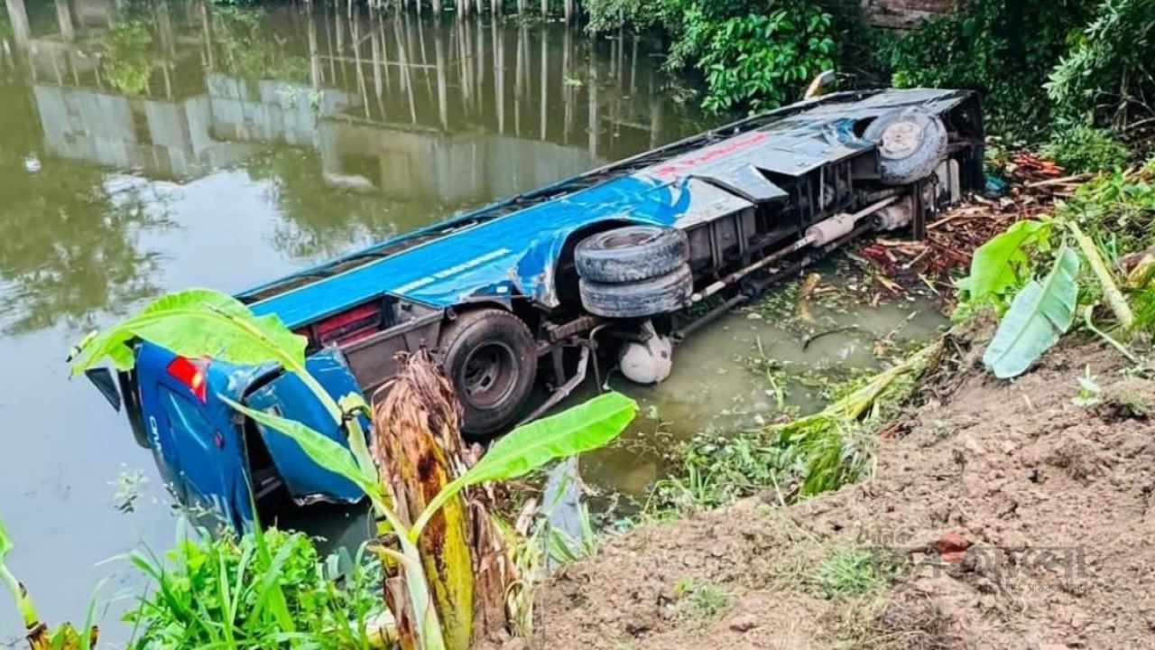 নগরকান্দায় বাস-ট্রাক সংঘর্ষের পর বাস পুকুরে, উল্টে গেল ট্রাক: আহত ১৫