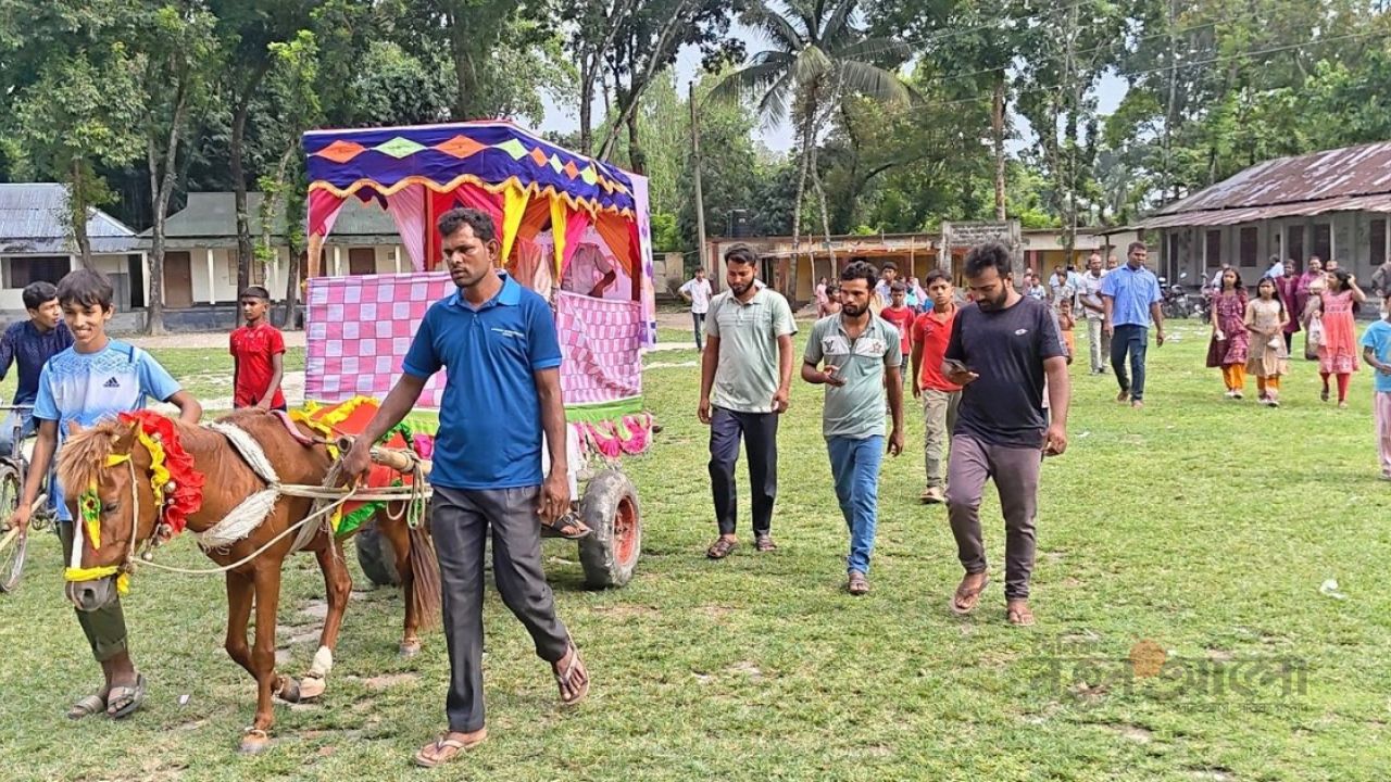 ৩৮ বছরের শিক্ষকতার বিদায়াবেলা: ঘোড়ার গাড়িতে চেপে বাড়ি ফিরলেন প্রধান শিক্ষক দেলোয়ার