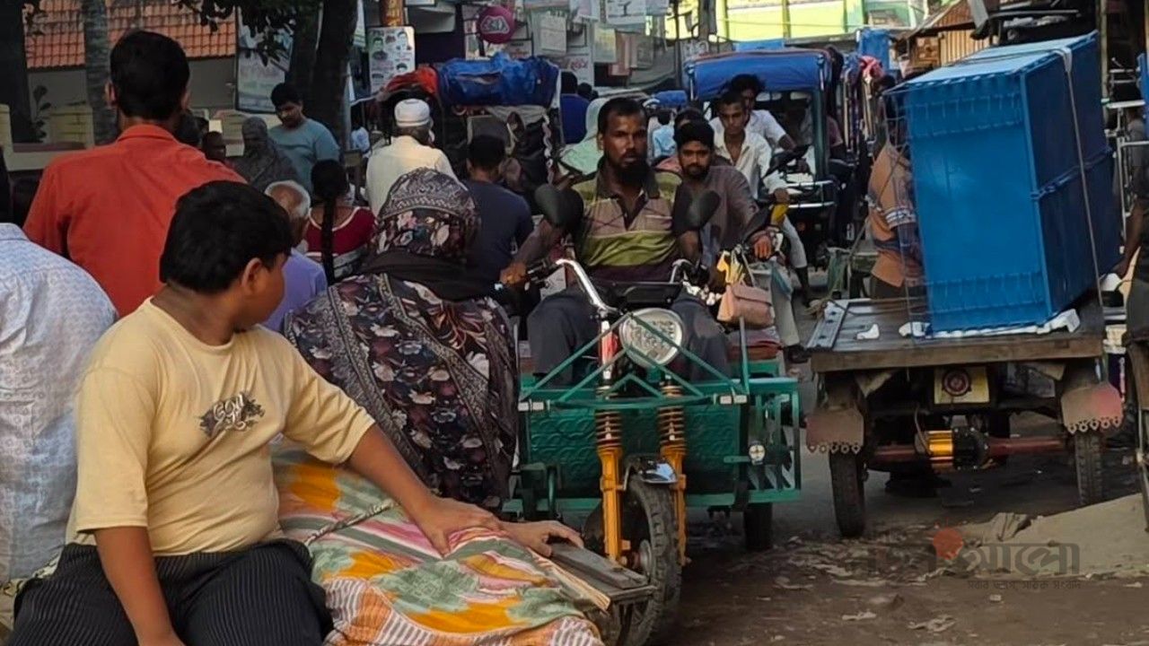 হাসপাতালে যাওয়ার পথেই পার জীবন-মৃত্যুর মিনিট: মুকসুদপুরে অটোরিকশার দখলে গুরুত্বপূর্ন সড়ক