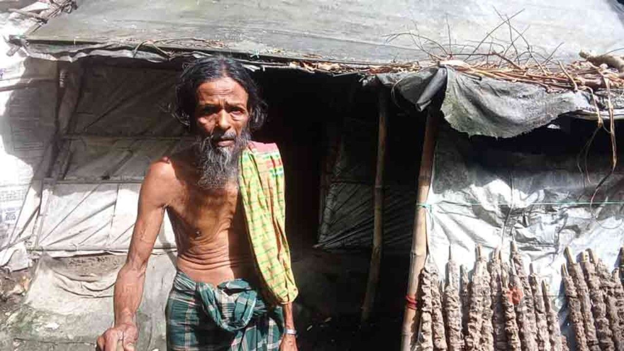 ভাঙা ঘরে একাকী জীবন, চিকিৎসার অভাবে ধুঁকছেন আটপাড়ার বৃদ্ধ আলিম উদ্দীন