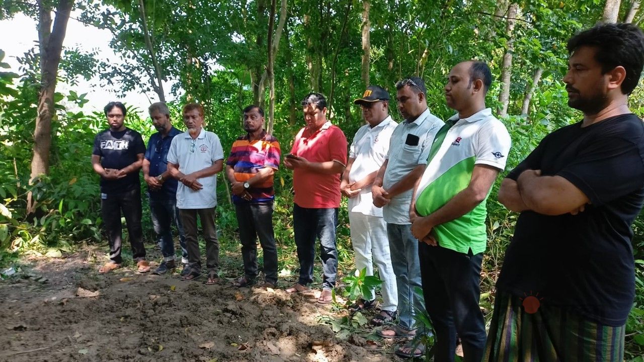 মুকসুদপুর প্রেস ক্লাবের যুগ্ম সম্পাদকের পিতার কবর জিয়ারত করলেন সাংবাদিকেরা