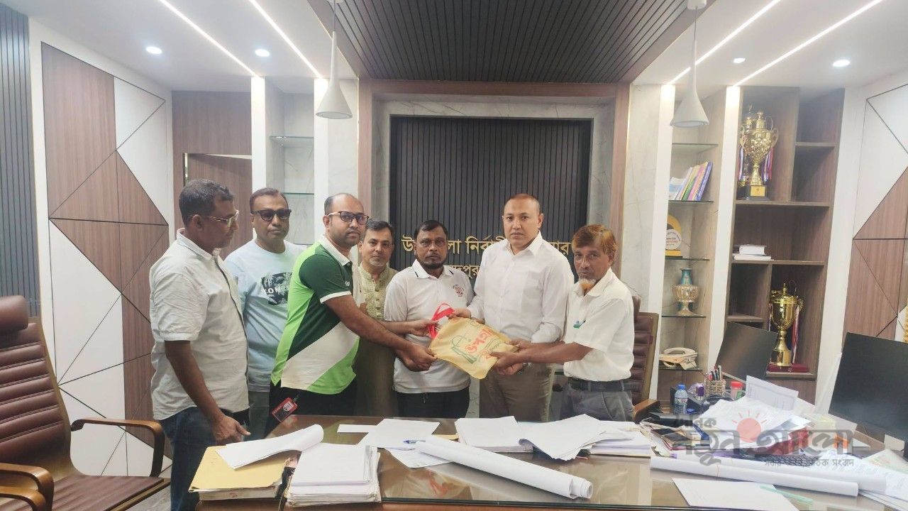 মুকসুদপুর প্রেস ক্লাবের পক্ষ থেকে ইউএনওকে শুভেচ্ছা উপহার প্রদান