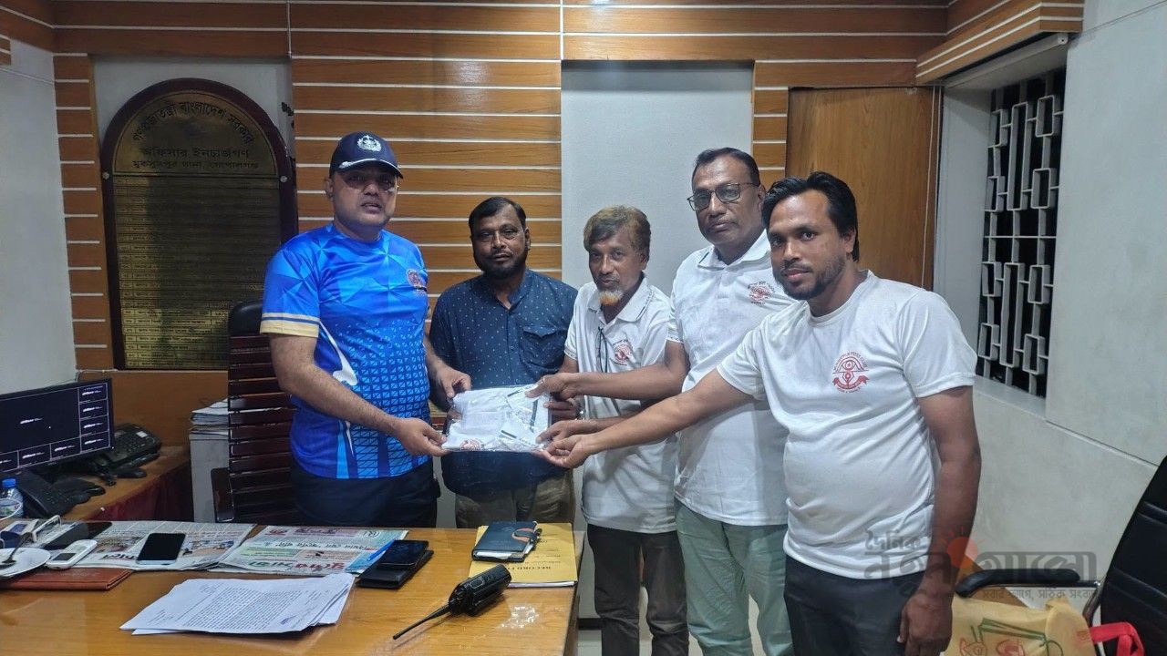 মুকসুদপুরে সাংবাদিক, প্রশাসন ও শিক্ষকদের অনন্য মেলবন্ধন: ওসি ও শিক্ষক নেতাকে প্রেসক্লাবের উপহার প্রদান 