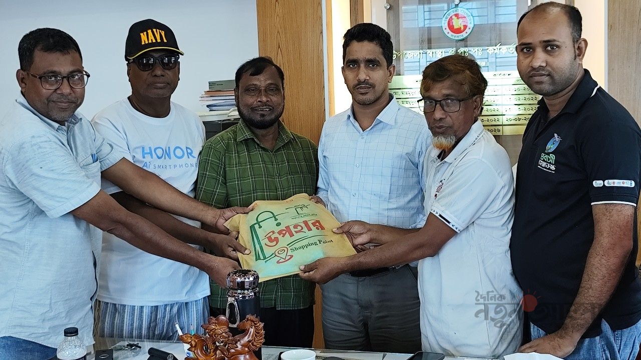 ডা. ভীষ্মদেব মণ্ডলকে মুকসুদপুর প্রেসক্লাবের বিশেষ উপহার প্রদান 
