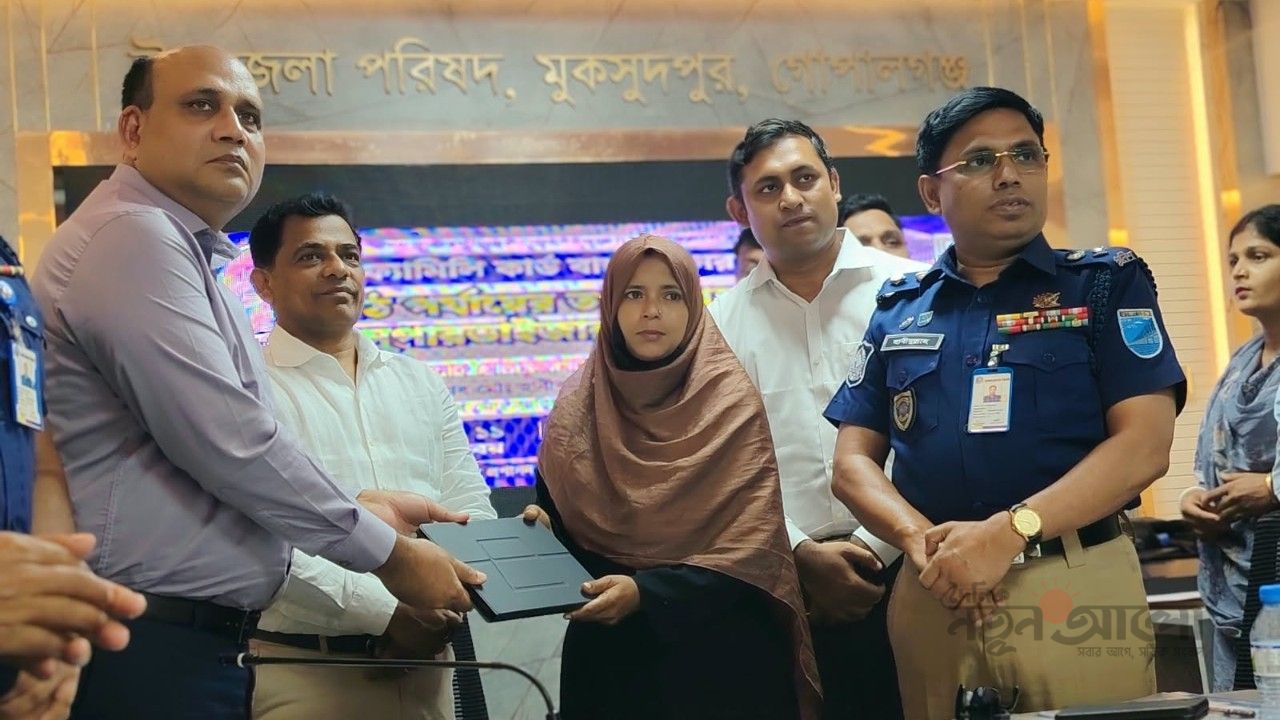 ফ্যামিলি কার্ড বাস্তবায়নে মুকসুদপুরে মাঠ পর্যায়ের সুপারভাইজারদের প্রশিক্ষণ ও ল্যাপটপ প্রদান