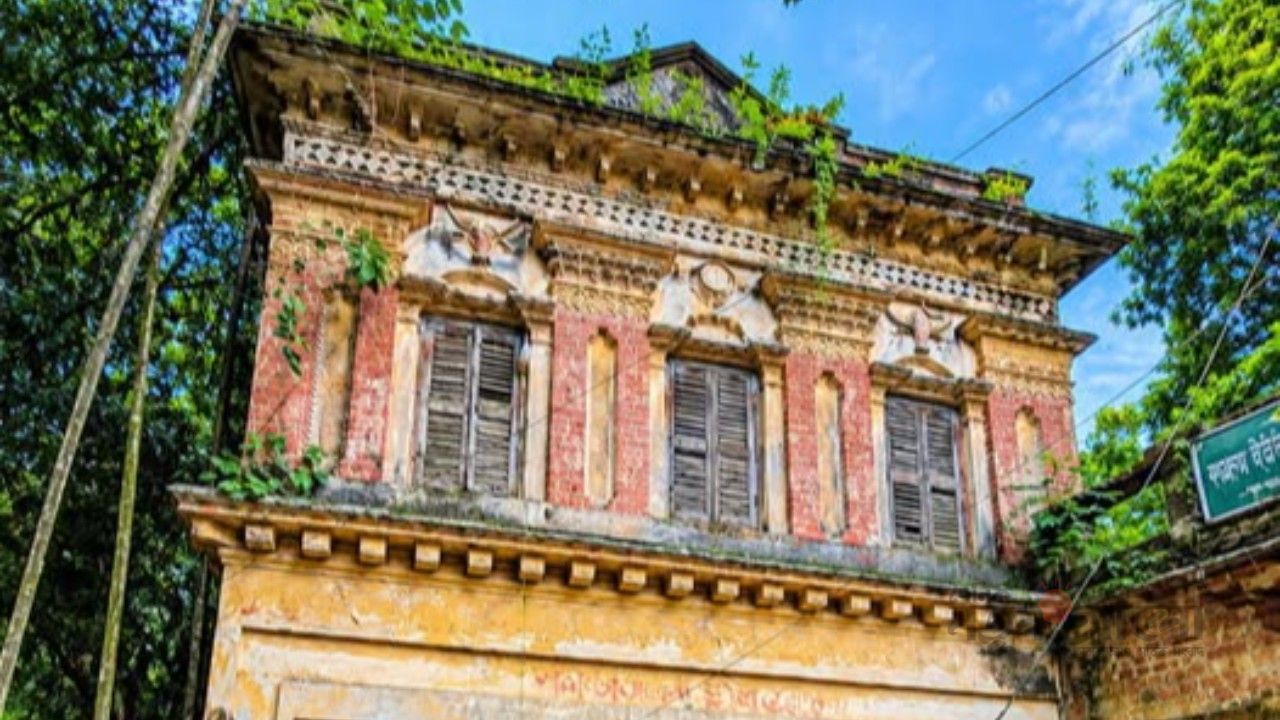 ঐতিহ্য হারাচ্ছে মুকসুদপুরের শতবর্ষী মহারাজপুর রাজবাড়ী