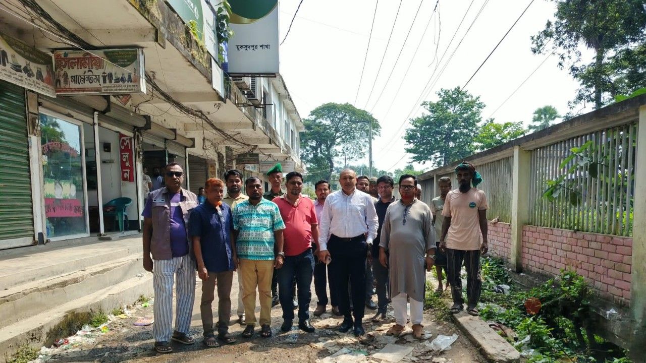 টেকসই পরিচ্ছন্নতায় ইউএনওর ঝটিকা তদারকি: টেংরাখোলা বাজারের বিভিন্ন স্পট পরিদর্শন