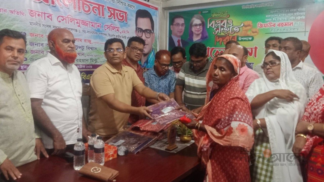 বিজয়া দশমীতে সনাতন ধর্মাবলম্বীদের সঙ্গে এমপি সেলিমের শুভেচ্ছা বিনিময়, উপহার বিতরণ