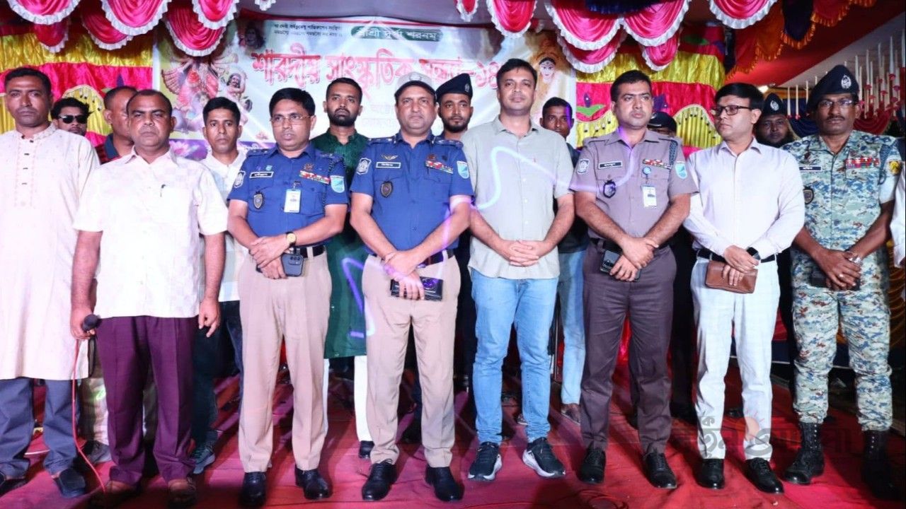 দুর্গাপূজা শান্তিপূর্ণভাবে সম্পন্ন হওয়ায় পুলিশ সদস্যদের ধন্যবাদ জানালেন গোপালগঞ্জের পুলিশ সুপার