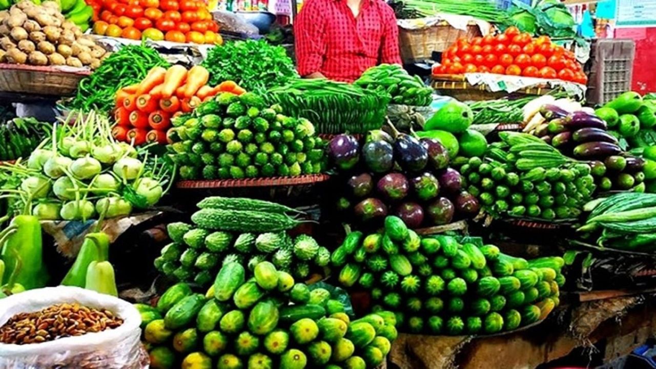বাজারে শীতের সবজি এলেও চড়া দাম, পাইকারি ও খুচরায় আকাশপাতাল তফাত