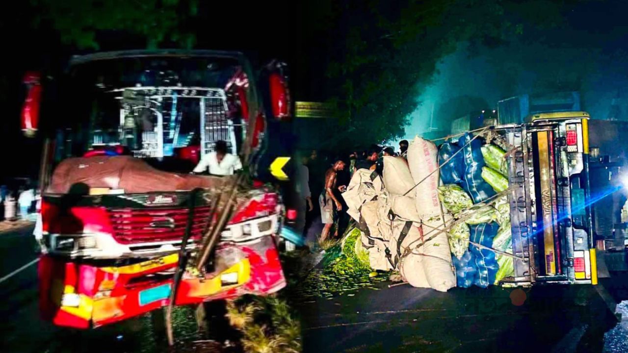 চকরিয়ায় বাস ও সবজিবাহী পিকআপের মুখোমুখি সংঘর্ষ, নিহত ২