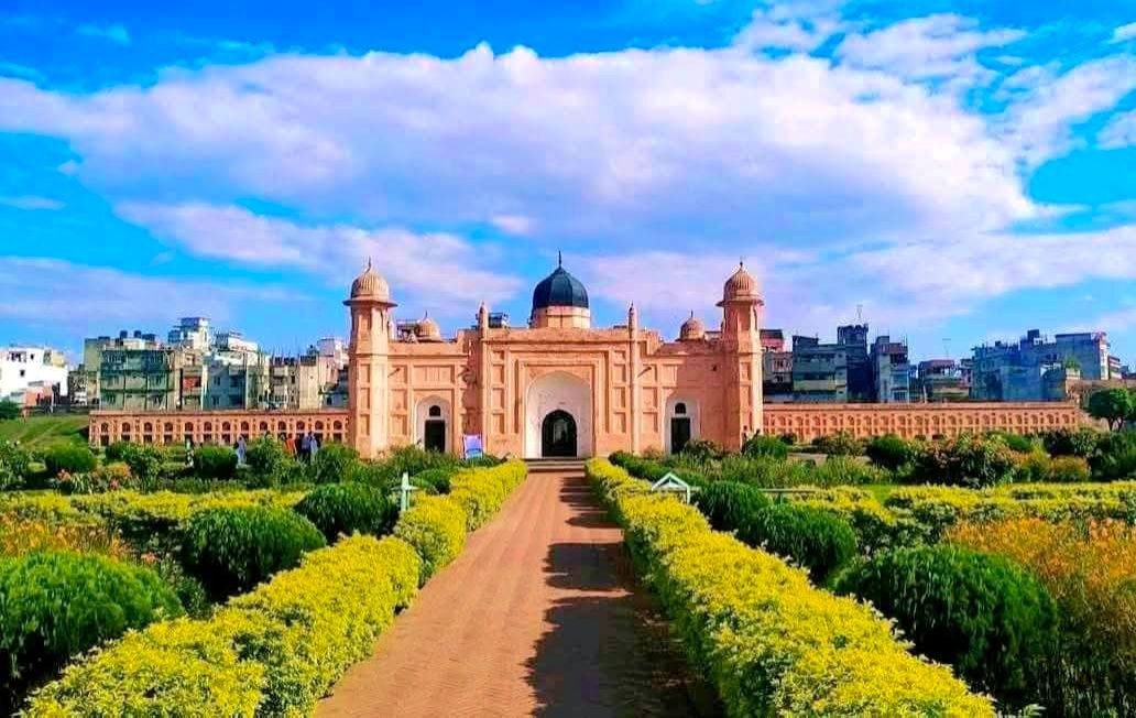 মুঘল স্থাপত্যের অনন্য নিদর্শন লালবাগ কেল্লা: ইতিহাসের সাক্ষী হয়ে আজও দাঁড়িয়ে